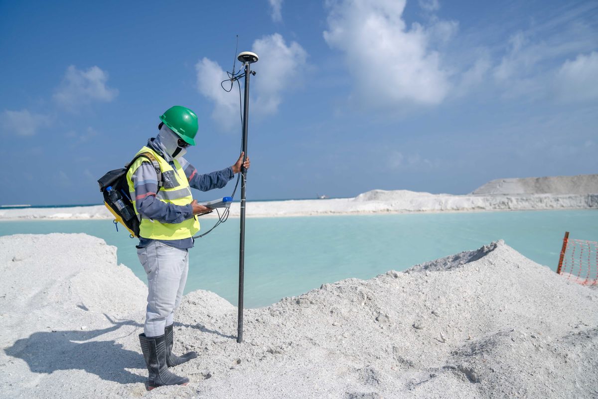 Trabajo de campo con receptor GNSS y controlador